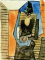 平らな帽子をかぶって座る女性 1945 年キュビスト パブロ・ピカソ